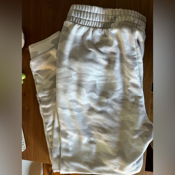 Secret Treasures: Light gray camo sweatpants - Picture 5 of 7